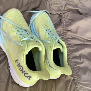 HOKA Clifton 9 tennis shoe Size 9.5